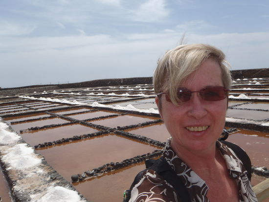 Hinter mir die kleinen Becken und die weißen Türme sind das reine kristalline Salz.