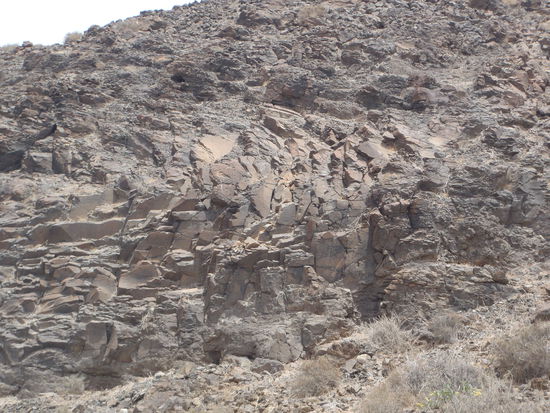 bizarre Felsformation am Weg... Hatte ich schon erwähnt, dass es ein Paradies für Steineliebhaber ist?