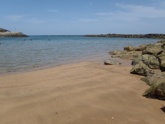 Mein Strand für heute. Feinster Sandstrand, etwas kühl aber genial! Und dann ein Buch, die Musik ...
Und hier gibt es Frauen wie auf der ganzen Welt, die ihren Bikini schon sehr lange haben - für die heutige Figur wurde der nich gekauft.