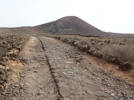 100 Jahre alter Steinweg, im Hintergrund der erste Vulkan.