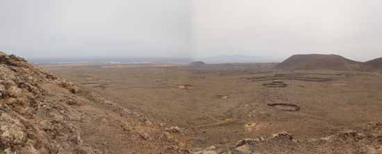 ... und genießt auch das Panorama mit Meer und Lanzarote im Hintergrund.