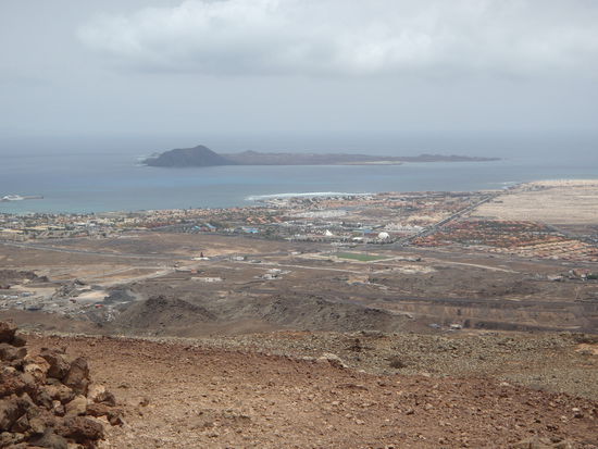 Blick vom Bayuyo auf Corralejo mit der vorgelagerten Insel Lobos.