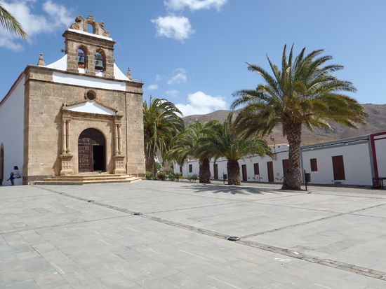 Die Kirche in Vega de Rio Palmas und rechts das Lokal Don Antonio - vom Reiseführer empfohlen und ich kann's nur weiterempfehlen!