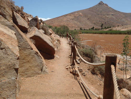 Nachdem der Weg lange durch ein trockenes Bachbett verlief, hier entlang des ausgetrockneten Stausees...