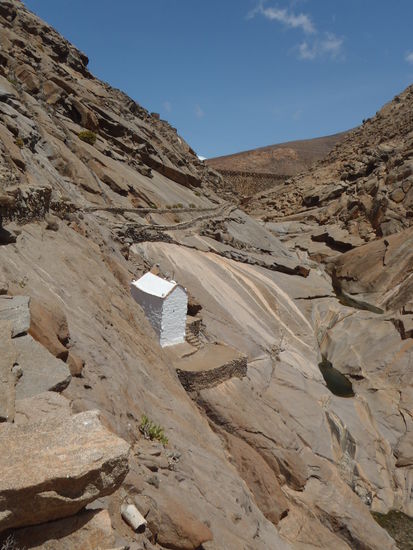 ...direkt an den Fels gebaut