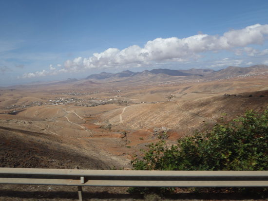aus dem fahrenden Bus mit Blick nach Westen, von wo heute die Wolken kommen