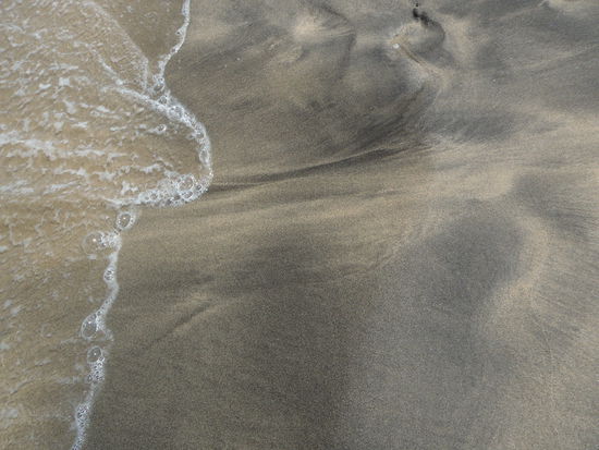 Waterpainting - ganz feiner schwarzer Sand wird durch das Wasser anders verwirbelt als der schwerere feine braune Sand. Die Muster sind faszinierend.