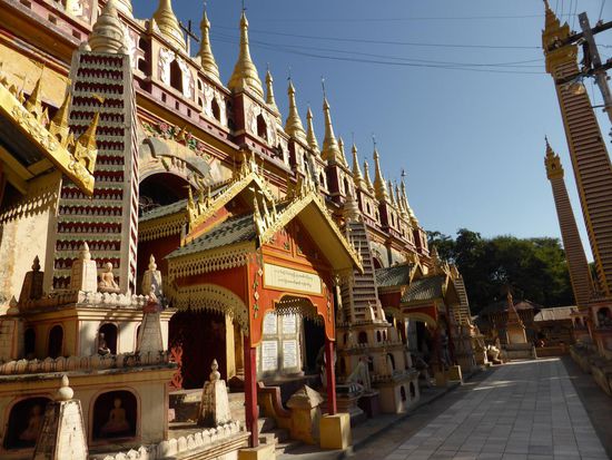 Thanboddhi, die Sonnenseite. Pagode ist quatratisch. Versuch mal, das Bild zu vergrößern, die kleinen weißen Teilchen sind Buddha Figuren, überall in den Nischen sitzen Buddhas!