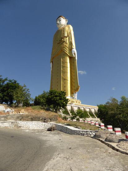 Boddhi Tataung, der große stehende Buddha.