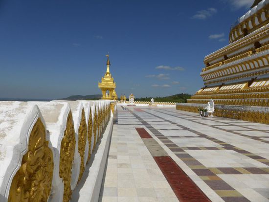 Podest am Fuße des stehenden Buddhas.