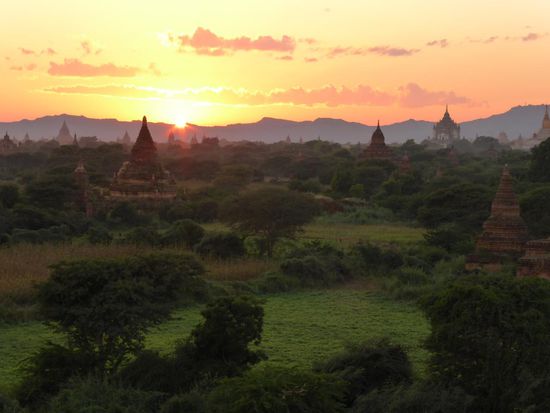 Sonnenuntergang in Bagan, einmalige Kulisse mit Pagodenlandschaft. - Ein must have.