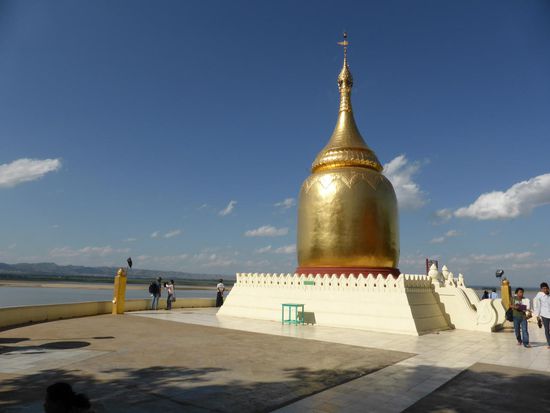 Bupaya Pagode mit leuchtendem Gold. Diese Form ist die älteste Stupa Form und diese soll spätestens im 9. Jhr. gestanden haben. Legenden vom 3. Jhr. v. Chr. sollen nicht korrekt sein. - Jedenfalls sehr sehr alt - und sehr schön.