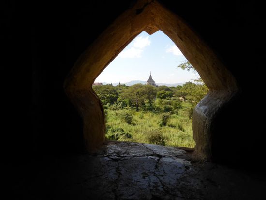 Bagan: Blick aus dem hinduistischen Tempel auf den höchsten Tempel.