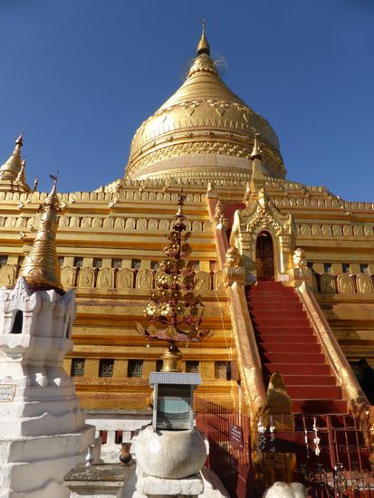 Bagan: die vergoldete Schwezigon Pagode zählt zu den Meisterwerken... Hier werde ich von Einheimischen angesprochen, mit ihnen für ein Bild zu posieren. Heidenspass! (Leider ist das Bild für mich nix geworden...)
