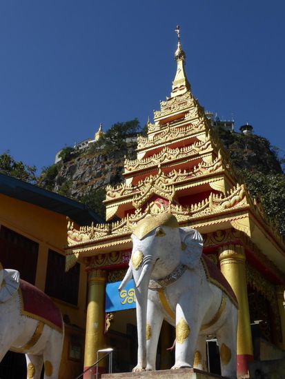 Eingang zur Tempelanlage "Mont Popa": unter lautem Gebetsgetöse, durch die Affenhorden, über schmutzige Stufen geht es zu den Buddha Tempelchen und Pagoden auf den Berg.