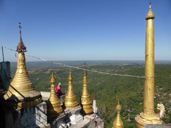 Goldene Stupas auf dem Gipfel des Mont Popa! Mit herrlicher Landschaft + Sabine 