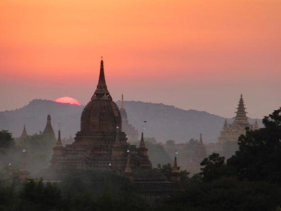 Stimmungsvoller Sonnenuntergang in Bagan!