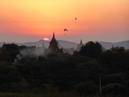 Zwei Paragleiter im Sonnenuntergang von Bagan. Die zwei hatten irgendwoher Auftrieb und konnten recht schnell eine relativ weite Strecke hin- und wieder zurück legen.