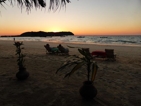 Sonnenuntergang am Ngapali Beach an meiner/m Beachbar / Strandrestaurant.