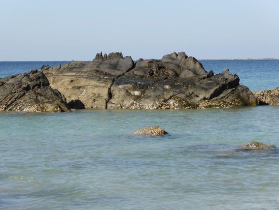 ...diese Steinformation hat mich sofort an den Anglerfisch erinnert.... hier sind Teile des Steins vulkanischer Herkunft und diese waschen sich nicht aus. Auf diese Weise entstehen die "Spitzen".