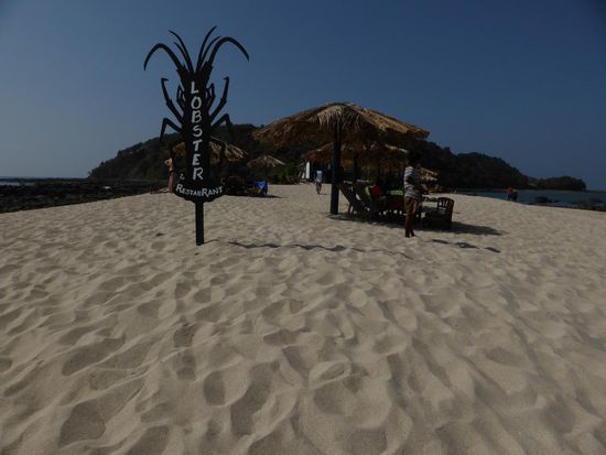 Zwischen den Schnorchel Stopps muss frau sich ja stärken (...)
Es sieht zwar stilecht aus, war aber sooo schmutzig, dass wir das Bier weder aus dem Glas, noch der Dose trinken wollten - und haben dann zum Strohhalm gegriffen. - Die dummen Gesichter haben wir mit: "...ja, wir sind Deutsche, die machen das so!" kommentiert 