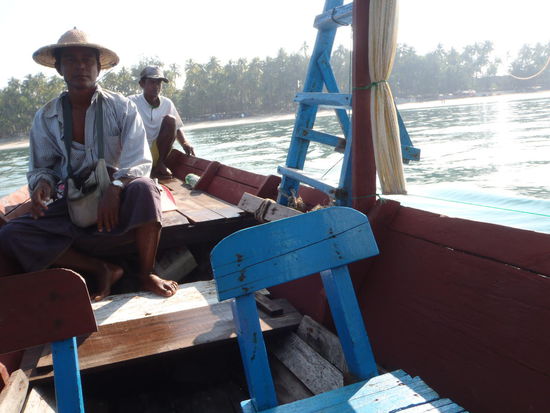 Dieses Fischerboot hat uns die angrenzende Insel gezeigt, an mehreren Stellen angehalten und uns zum schnorcheln ins Wasser geschickt. (Zum Glück gab's eine Leiter zum wieder einsteigen )
