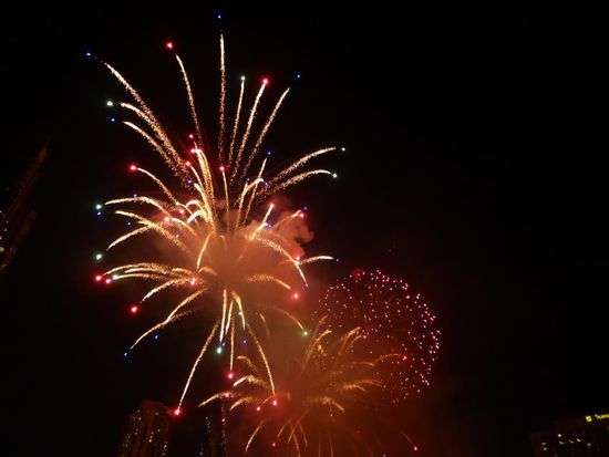 Feuerwerk auf der Brücke "Saphan Taksin" in BKK. Dort ist eine gemeinsame Brücke für die BTS (Bahn), den Highway und Fußgänger. - War für 15 Min. alleine den Fußgänger, alles stand (ehrfürchtig) still! Am Ende wurde geklatscht.