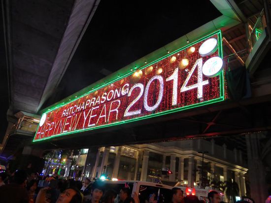 Straßenfest am "Central World". Auf den Straßen nur Fußgänger - fast hätte ich mir auch einen blinkenden Haarreif gekauft. Alle sind unterwegs vor Motiven und fotografieren sich oder ihre Lieben. Essen und trinken auf der Straße - ohne Alkohol (oder wenig).