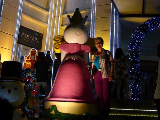 In der ganzen Stadt sind Fotomotive aufgestellt, jeder fotografiert sich oder die Famliy - ich konnte nicht widerstehen 
Eine Blaskapelle oder auch einzelne Instrumente spielen, daneben die Bettler mit ihren schlechten Lautsprechern. So komme ich doch noch zu Weihnachtsmusik.
Es gibt sogar einen Wagen "Tourist Police", damit nichts passiert. Aber alles ist ruhig und friedlich.
Am bayoke blinkt: "Long live the king". Ja und zur Party Musik tanzt hier keiner...