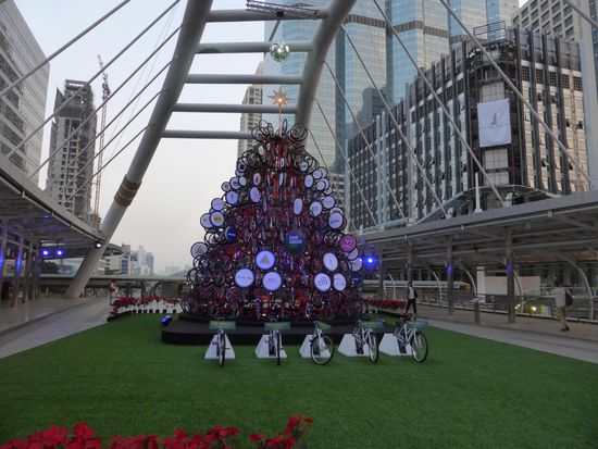 Sky train Station. Ganz BKK ist voll von Weihnachtsbäumen, ich will Euch nicht alle zeigen aber der hier besteht aus Fahrrädern, die wohl von verschiedenen Firmen gestiftet wurden und für eine "grüne" Stadt plädieren soll...