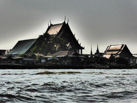 Bootstour auf dem Chao Phraya. Es gibt mittlerweile ein Touristenboot, mit mehr Sitzplätzen und Ansagen in Englisch und Tipps, welche Haltestelle zur Khao San Road oder China Town oder oder führt.