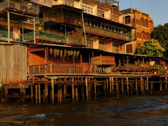 Die Ursprünglichkeit des Lebens scheinen weiter unverändert. Hier die Häuser am Fluss.