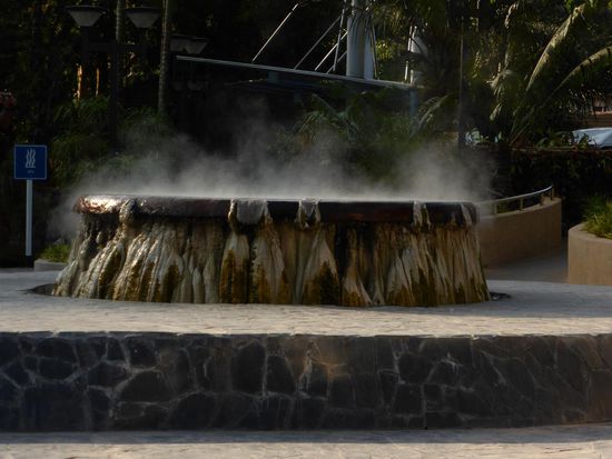 Diese heiße Quelle in Ranong hat 65 °C und auch die Steine außen herum sind heiß. Ja, heiße Quelle halt.