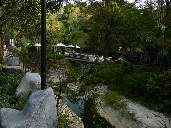 Blick auf die weitläufige Anlage mit den heißen Quellen und Bade-Tümpeln und Ranong.