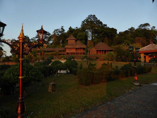 Der Holzpalast von Rama IV in Ranong liegt in einer schönen Gartenanlage.