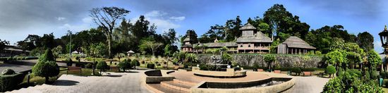 Gartenanlage mit Holzpalast Rama IV