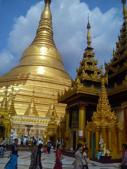 Shwedagon Pagode in Yangon
Hier ist geschäftiges Treiben der Gläubigen, alle sind herausgeputzt und suchen sich ihre Ecke oder ihren Tempel um die Wünsche zu erbitten.