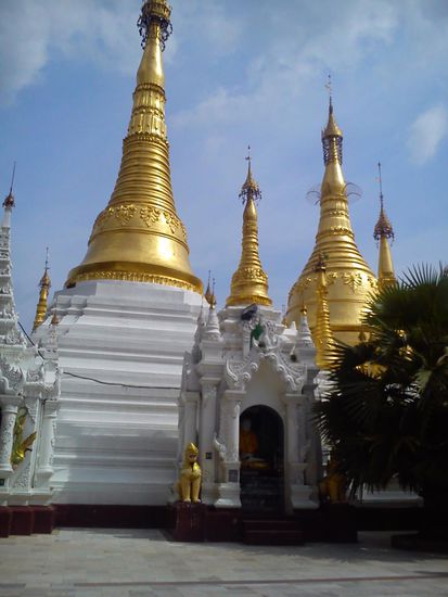 Shwedagon Pagode 
Die Pagode ist eine riesengroße Anlage mit dem großen goldenen Stupa in der Mitte und ringsherum viele kleine weitere Tempel, Stupa und Gebetsbereiche. Auch der heilige Baum ist mehrfach vorhanden, es kommt einem fast wie ein Sammelsurium an Tempeln vor.