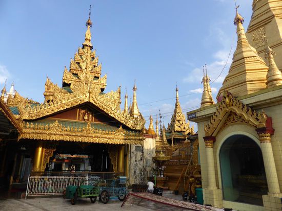 Sule Paragode im Zentrum von Yangon
Hier wurde ich von Win angesprochen und hier ist die "Freitags-Ecke". Ich habe mir was gewünscht, kann auch mehr sein, und 21 mal Wasser über diesen Buddha geschüttet.