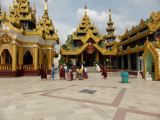 Swedagon Paragode  Yangon
Hier sind Mönche mit Gläubigen auf dem Weg. Neben dem dunklen rot sieht man auch Mönche in einem Schweinchenrosa (mit orangener Schleppe).