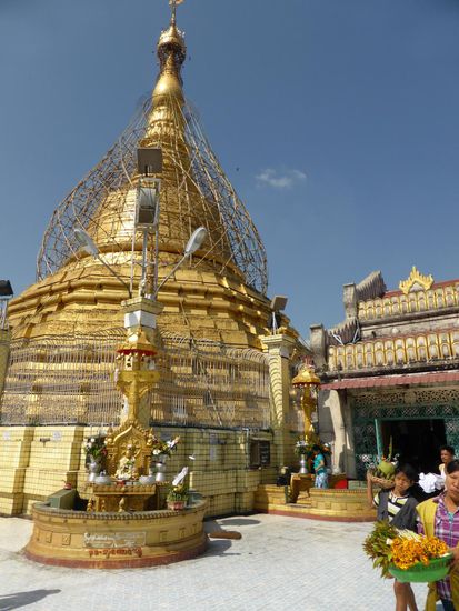Botataun Pagode in Yangon
Geschäftiges Treiben von Gläubigen auch hier, jedoch nicht so ausgeprägt. Interessant ist hier das Innere der Stupa: komplett mit goldenen Ornamenten / Wand- und Deckenreliefs ausgekleidet sowie die Reliquie eines Haares von Buddha aufbewahrt und verehrt wird.