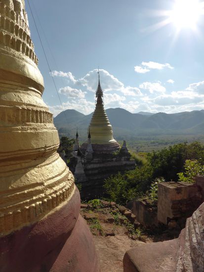 Pagodenwald in der Nähe von Indein, Inle See. Wir fahren einen kleinen Kanal Richtung Westen und kommen in den Pagodenwald. Natürlich muss ich da hoch und es lohnt sich!