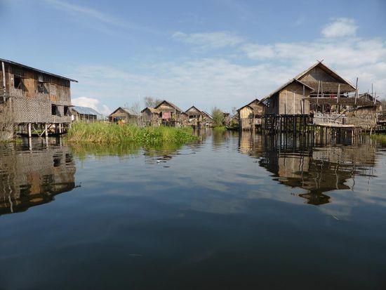 Stimmung auf dem Inle See. Ganz normale "Städtchen" finden sich hier.