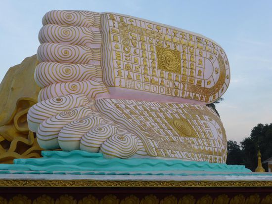 Die Füße des liegenden Buddha in Bago bei Sonnenuntergang.