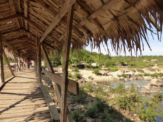 Einbahnstraßenbrücke - nicht für große Leute oder hohe Beladung geeignet.