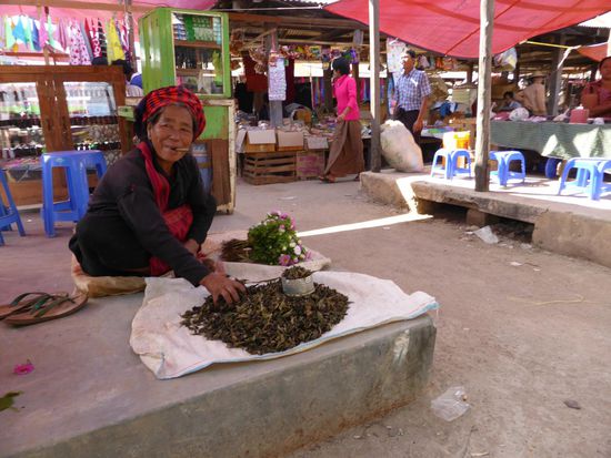 Großer Markt auf dem Inle See: Hier wird Myanmar Tee verkauft.