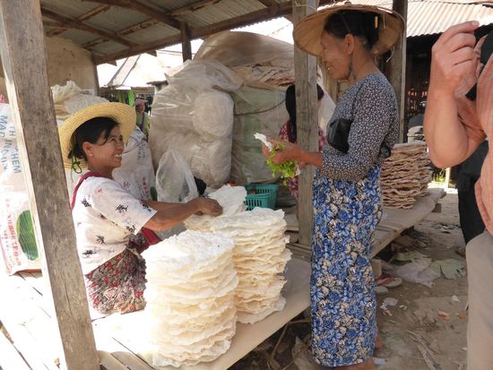 Wholesale von Reiswaffeln (großer Markt am Inle See)