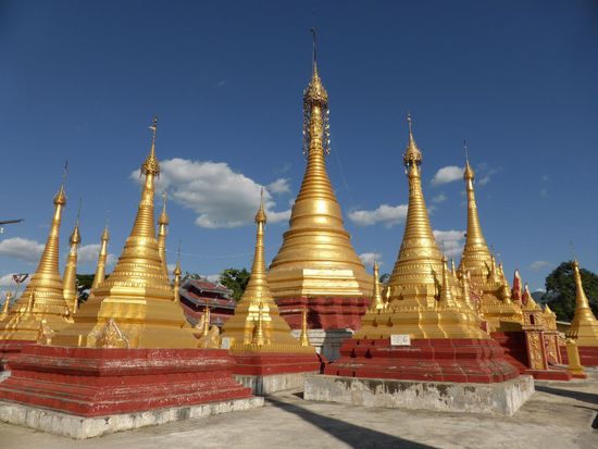 Pagoden in Naung Shwe: hier komme ichbarfuß nicht durch, weil der Boden nicht geflist und voller Steine ist 