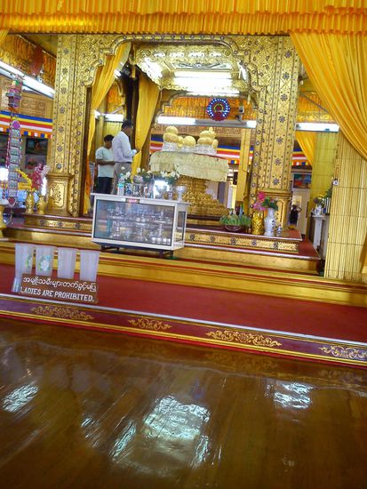 Hier was ganz besonderes: die 5 goldenen Knubbel auf dem Altar sin Buddha Figuren, die über Jahrhunderte mit Goldblättchen beklebt wurden und die ursprüngliche Form nicht mehr zu erkennen ist. Sie sind sehr heilig. - Frauen dürfen dort nicht rein, müssen also lauter Männer beklebt haben.