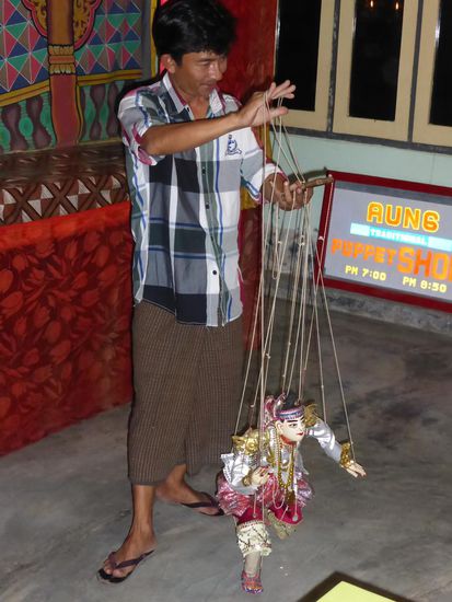 Der Puppetmaster aus Nyaung Shwe erklärt nach der Vorstellung die Handhabung der Puppen (hier der Prinz) und läßt Besucher auch gerne mal probieren. Die Puppen sind schwer.